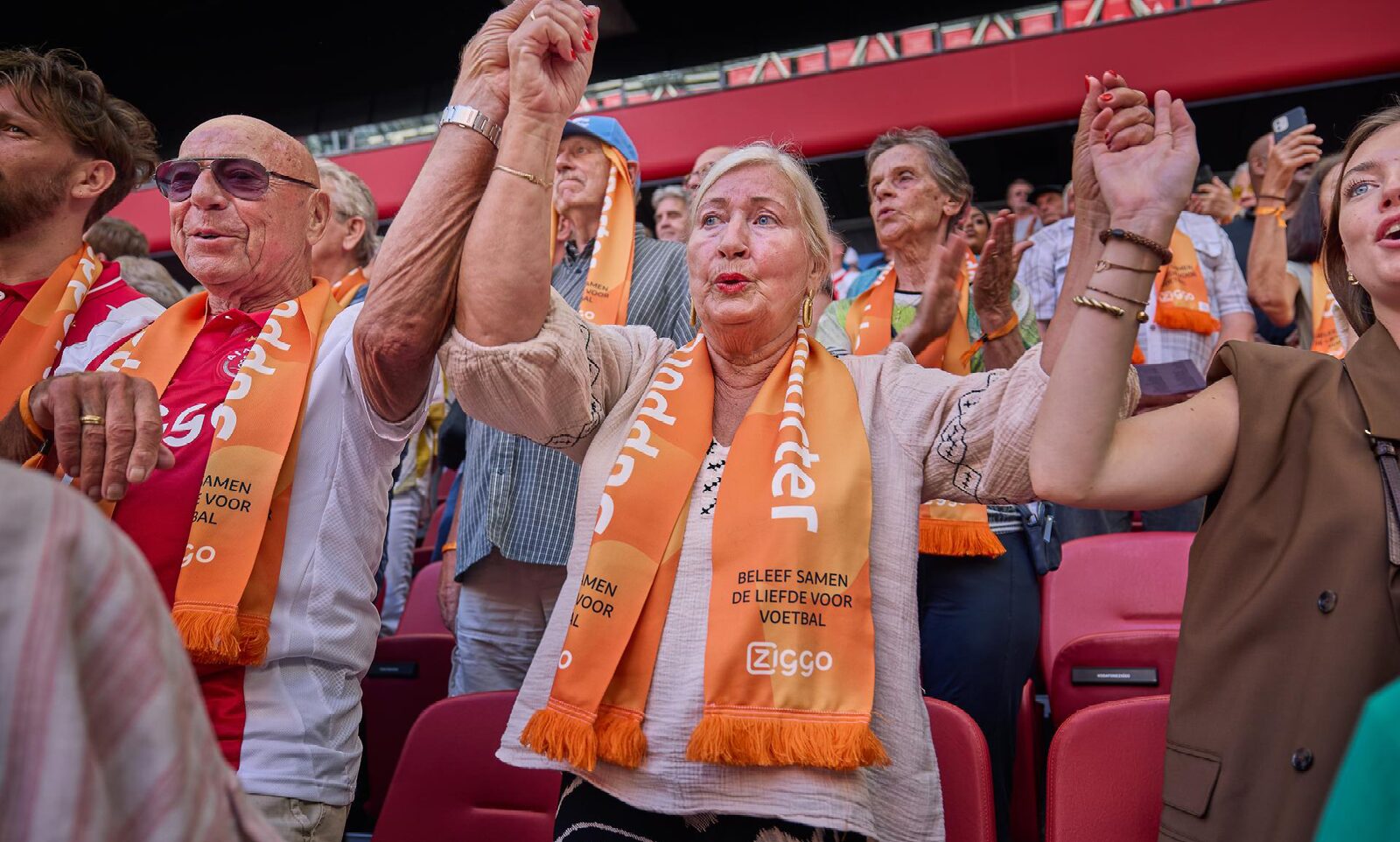 In Nederland voelen 1,8 miljoen 65-plussers zich eenzaam. Voetbal biedt uitkomt