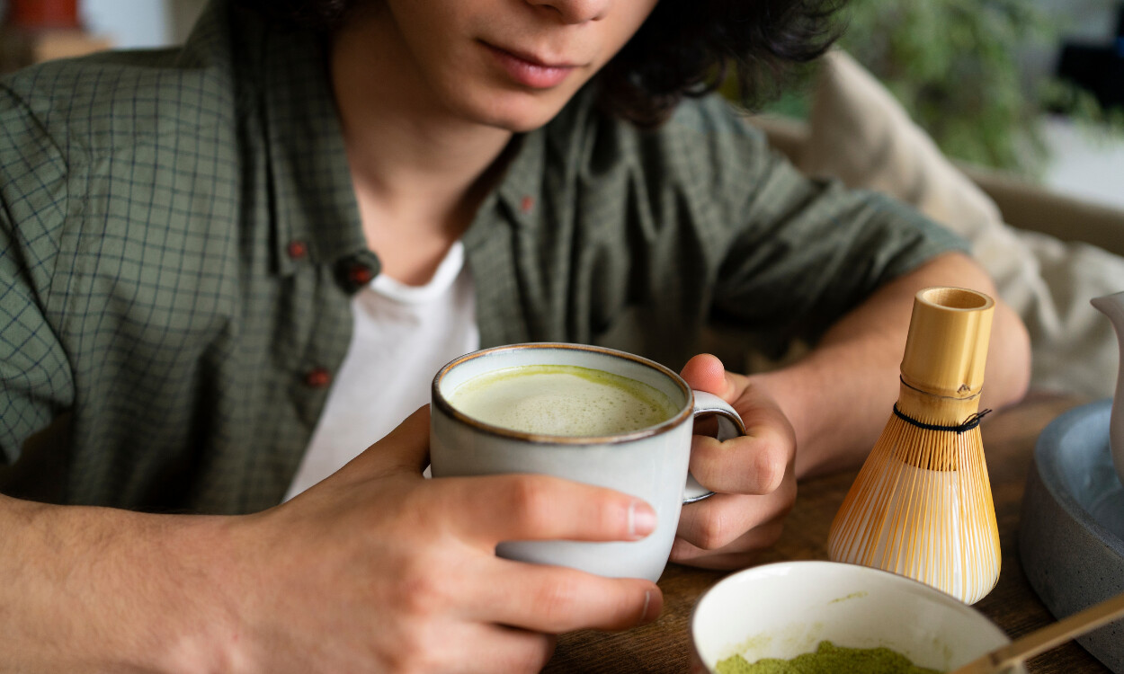 Hier zijn vijf heerlijke alternatieven voor cafeïne die je een opkikker geven zonder de nadelen.