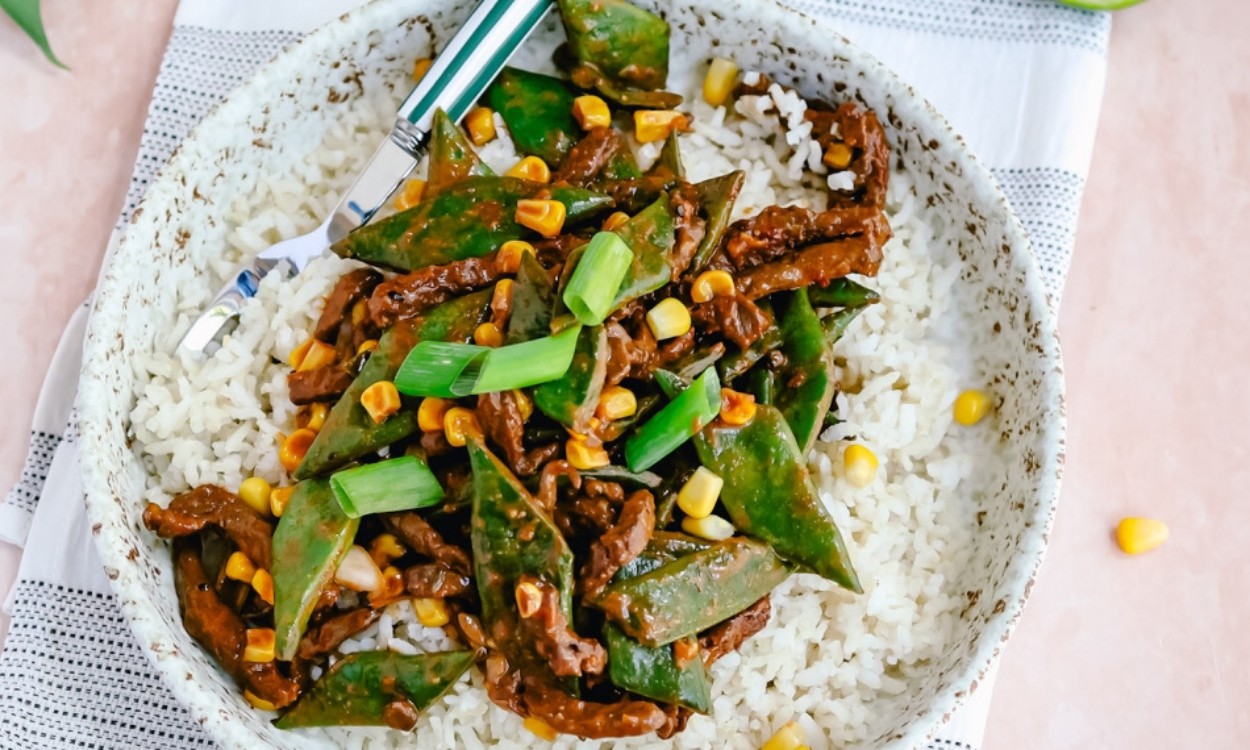 Recept: Rijst met snijbonen, mais & runderreepjes in pindasaus