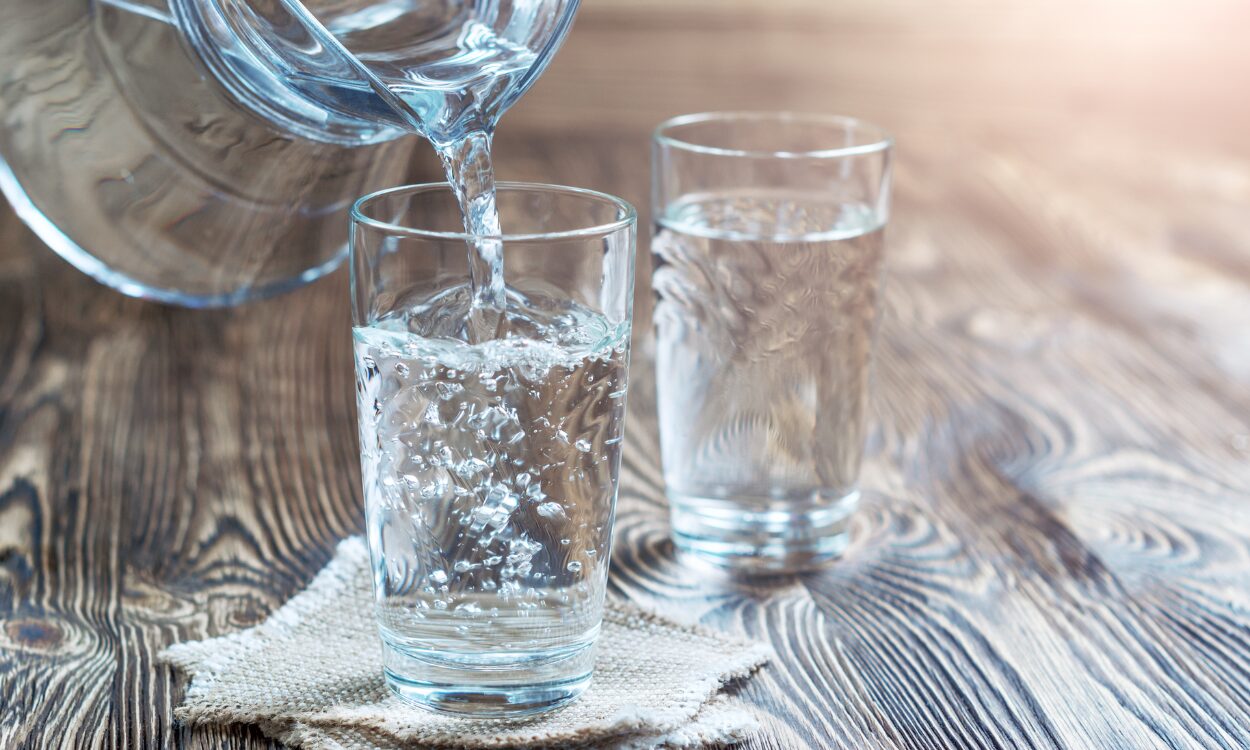 Je kunt ook te véél water drinken: 5 x dit wil je weten over water