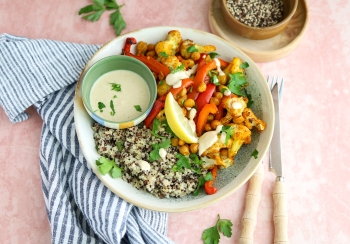 Recept: quinoa met geroosterde groenten & hummusdressing