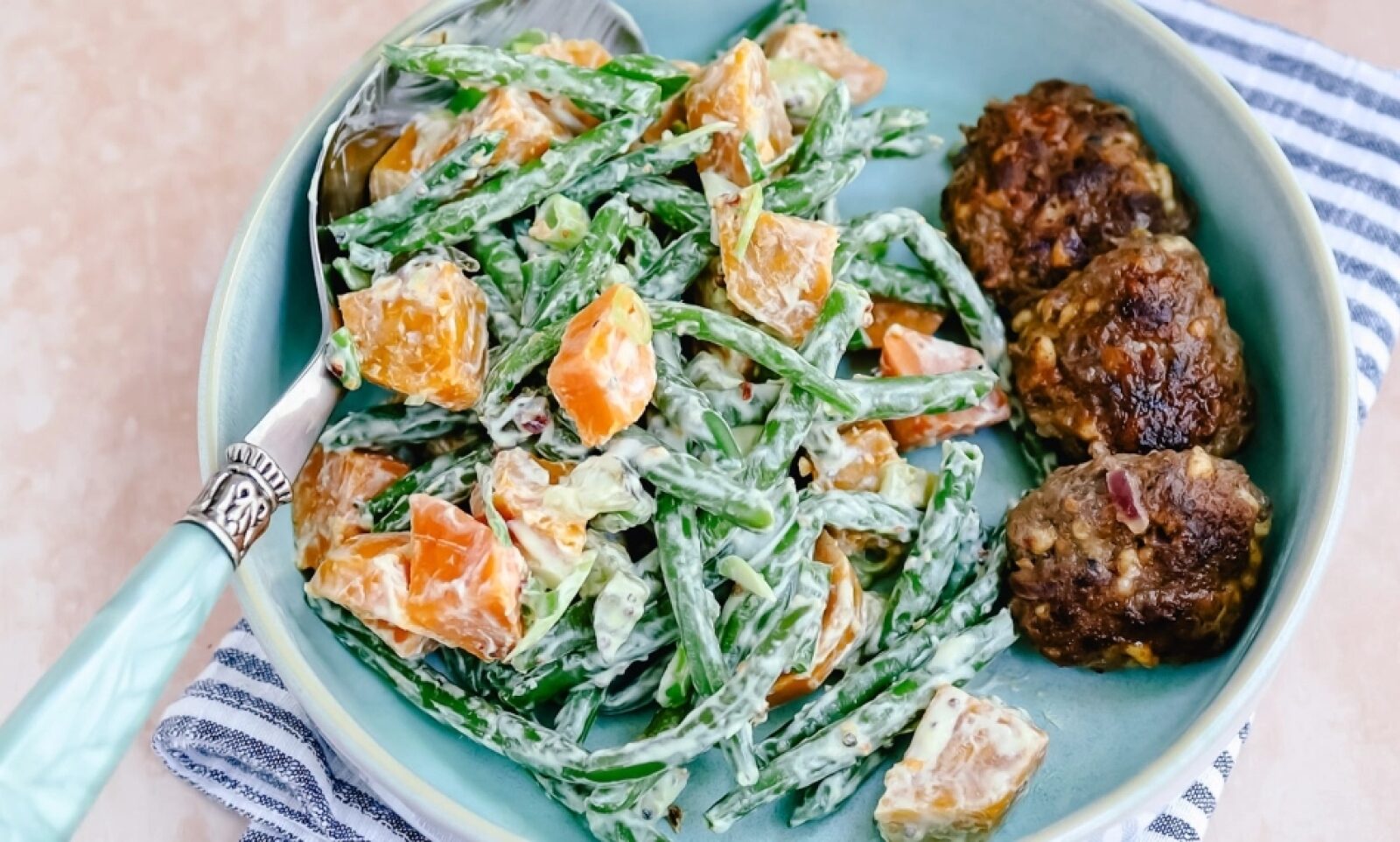 zoete aardappelsalade & hamburgertjes met kaas