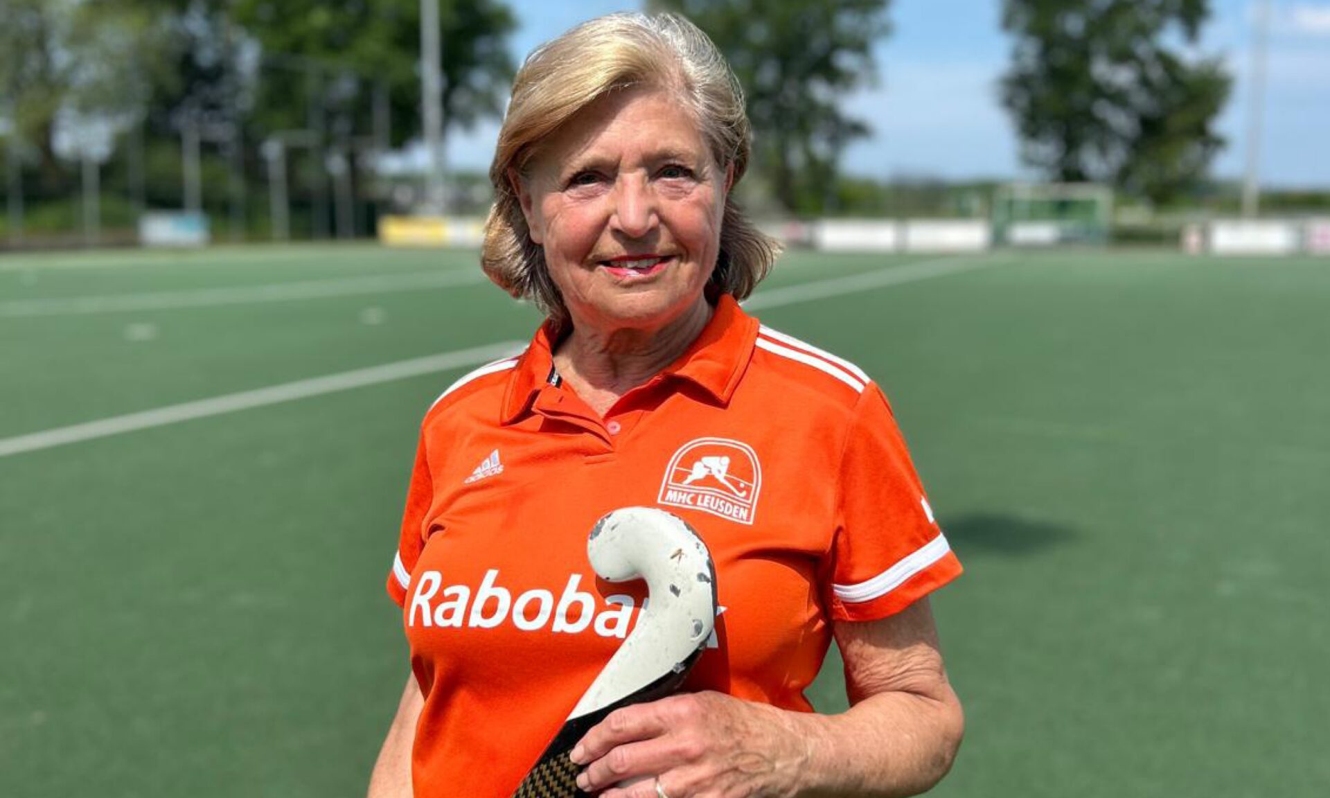 Mieke (77) hangt na 38 jaar haar hockeystick aan de wilgen