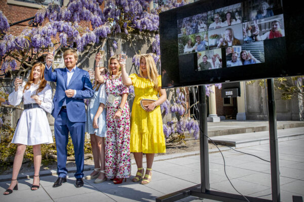 DEN HAAG - Koning Willem-Alexander, Koningin Maxima en de Prinsessen Amalia, Alexia en Ariane vieren Koningsdag in Paleis Huis ten Bosch, 27 April 2020. Vanwege de corona crisis gaat de viering in Maastricht niet door, digitaal houd de koning contact met Nederland gedurende de dag. Foto: BSR Agency Patrick van Katwijk POOL